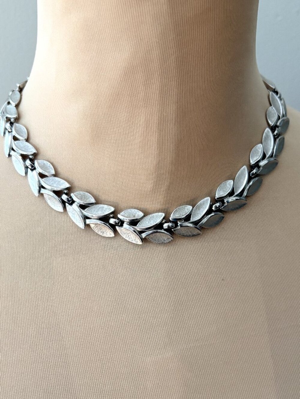 Vintage 1960s Crown Trifari Brushed Silver-Tone Leaf Choker Necklace 15”